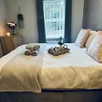 New Road - 2 Bedrooms - Sleeps 3 Apartment *