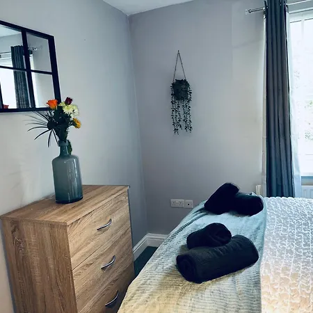 New Road - 2 Bedrooms - Sleeps 3 *