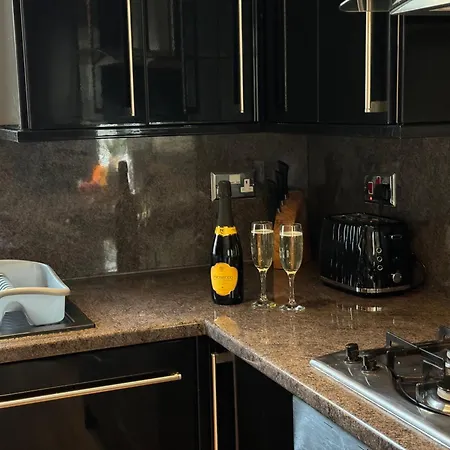 New Road - 2 Bedrooms - Sleeps 3 *