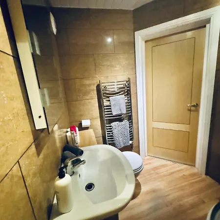 New Road - 2 Bedrooms - Sleeps 3 アパート