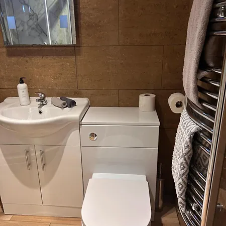New Road - 2 Bedrooms - Sleeps 3 *