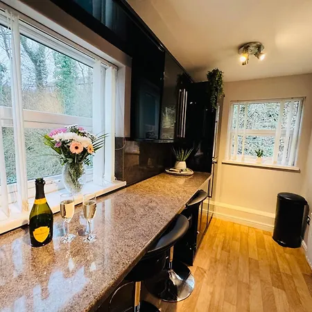 New Road - 2 Bedrooms - Sleeps 3 *