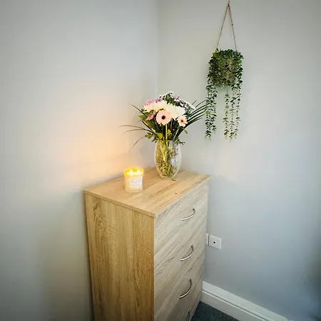 New Road - 2 Bedrooms - Sleeps 3