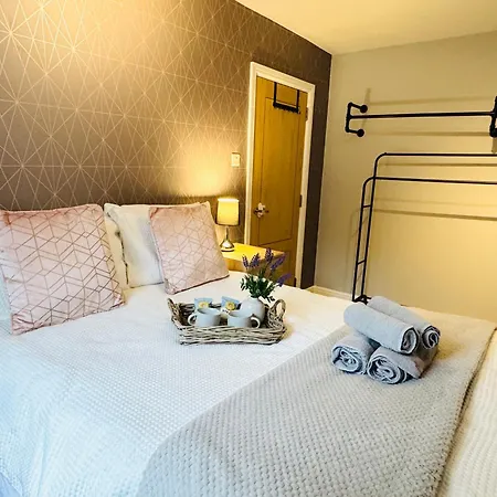New Road - 2 Bedrooms - Sleeps 3 アパート