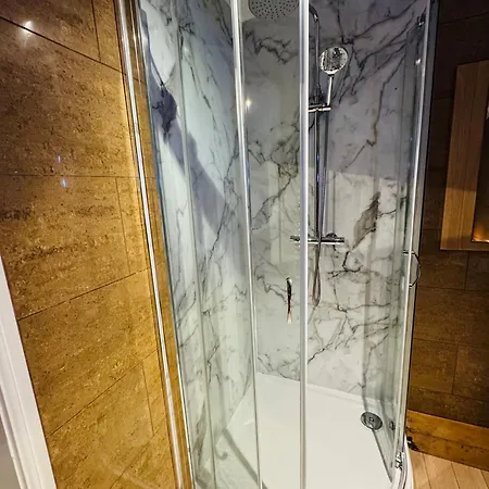 New Road - 2 Bedrooms - Sleeps 3