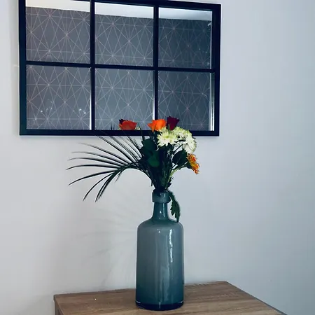 New Road - 2 Bedrooms - Sleeps 3 *